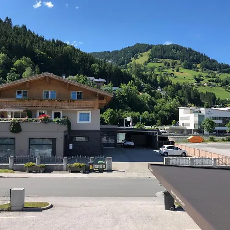 Fourteen Zell Am S&p By In One زيل أم سي